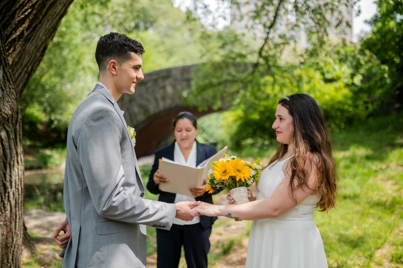 Pareja intercambiando votos con su oficiante en Central Park, Nueva York