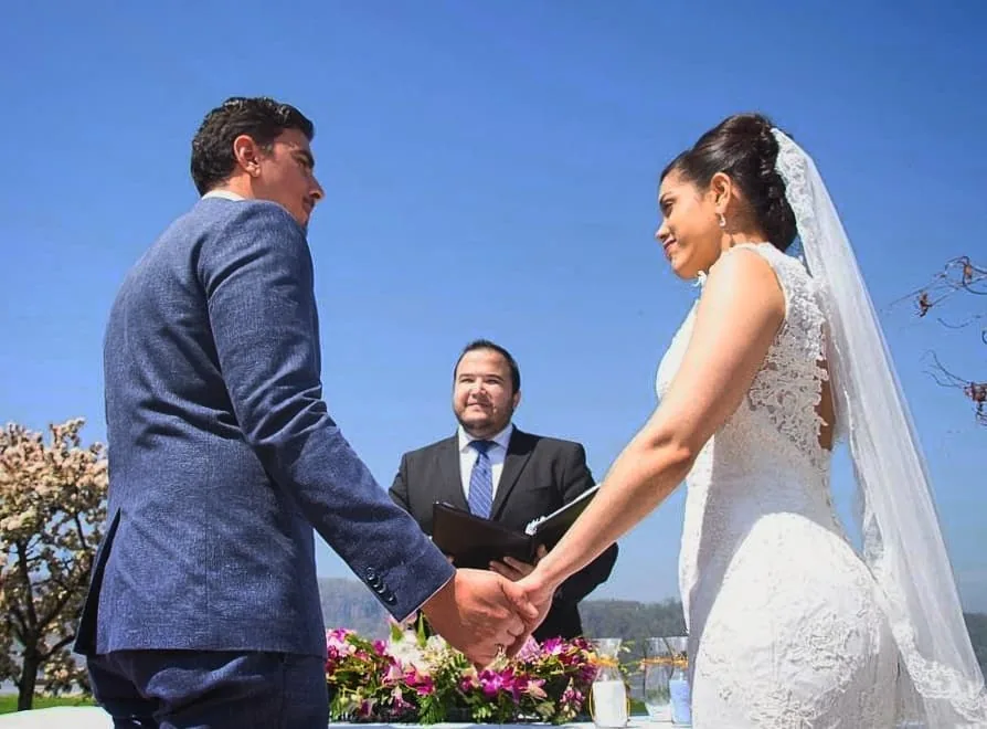 Ceremonia de boda bilingüe al aire libre en Nueva York