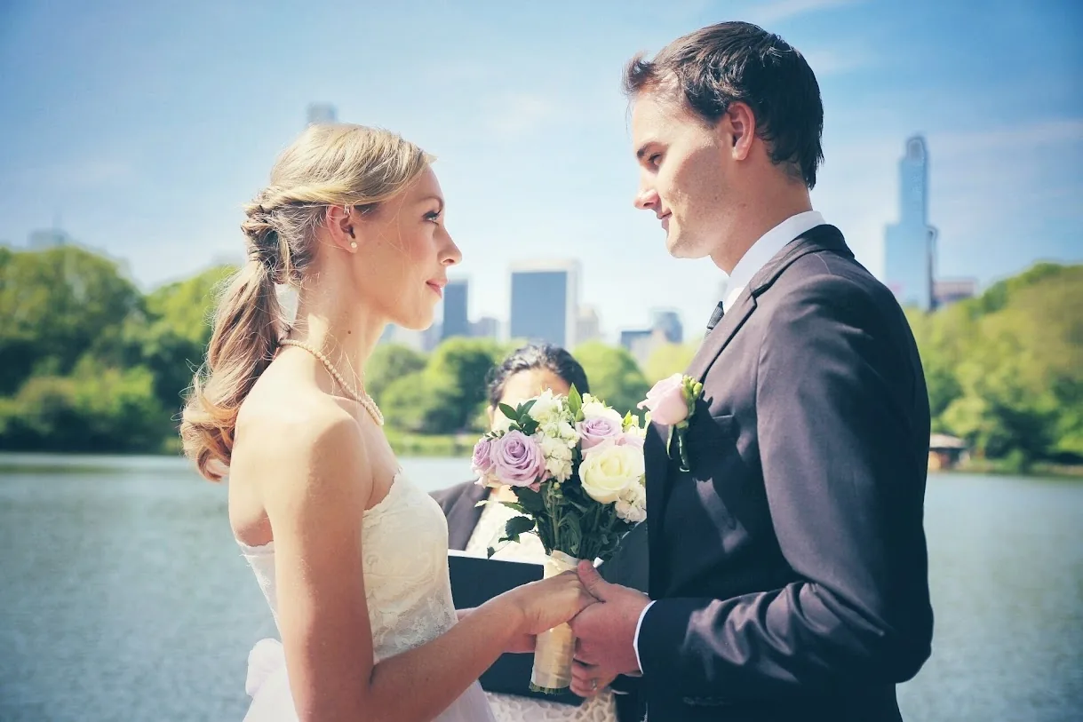 Ceremonia civil junto al lago en Central Park, Manhattan