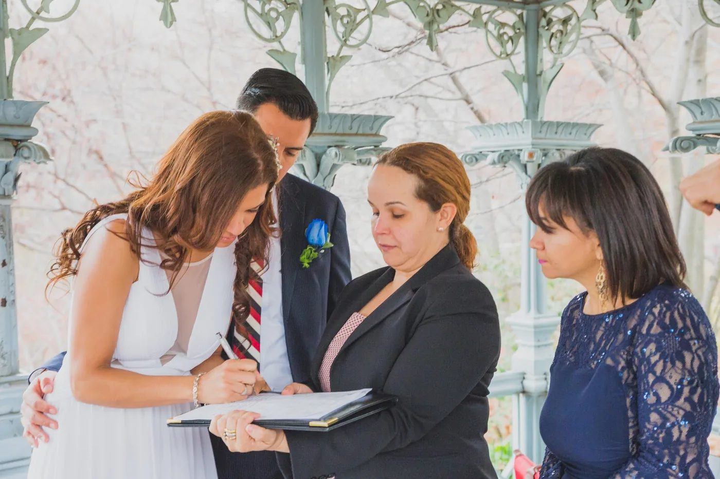 Pareja firmando su licencia de matrimonio en Central Park, Nueva York