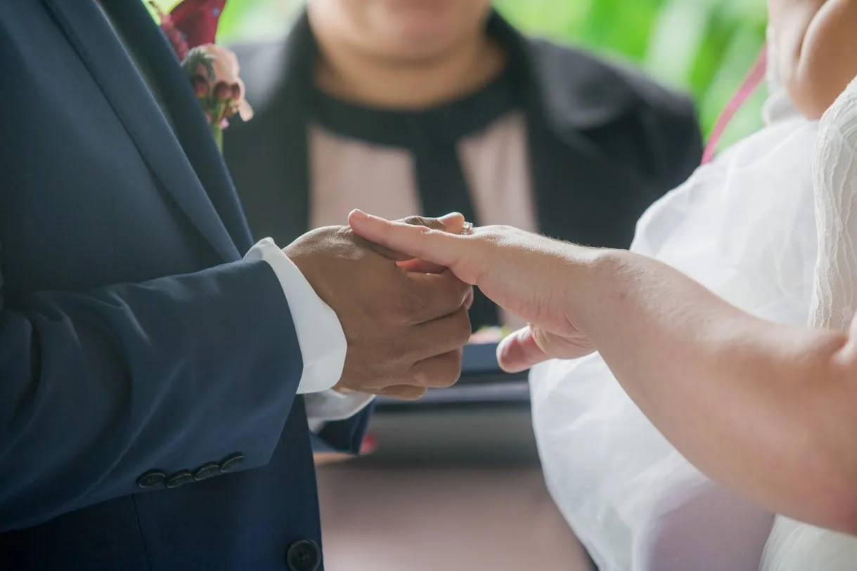Intercambio de anillos durante una boda civil en Central Park, Nueva York