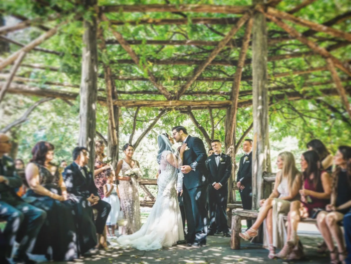 Primer beso de los recién casados en Central Park, Nueva York