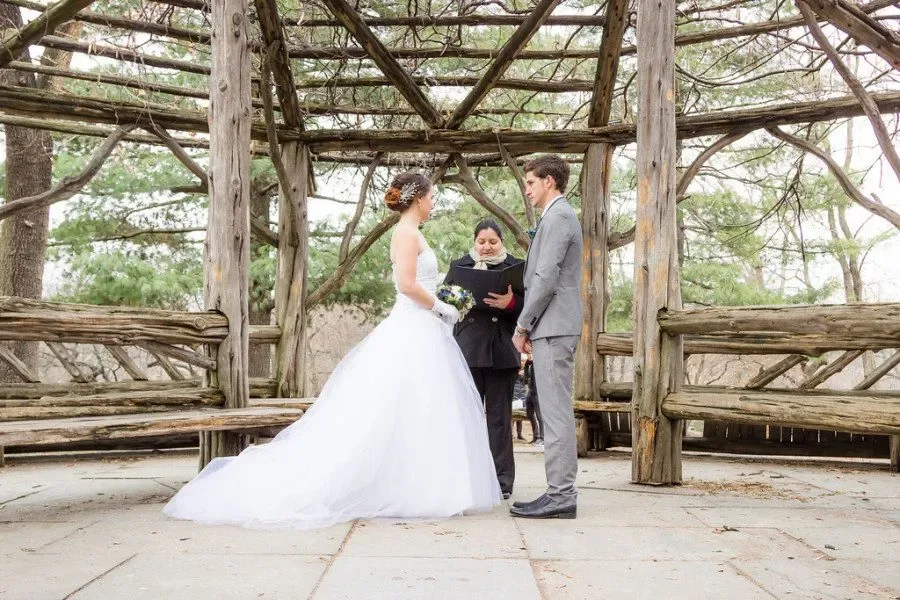 Alexandra Paez, oficiante de bodas en Central Park, NYC