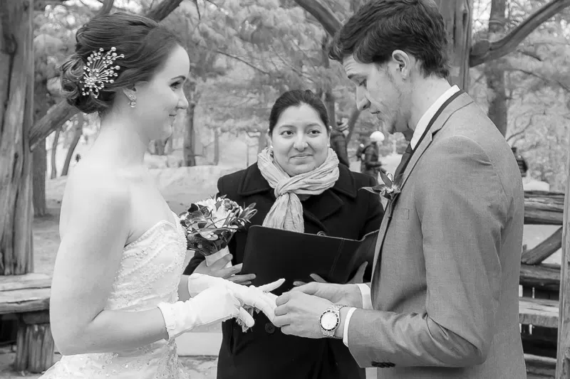 Alexandra Paez durante una ceremonia de elopement en Central Park NYC