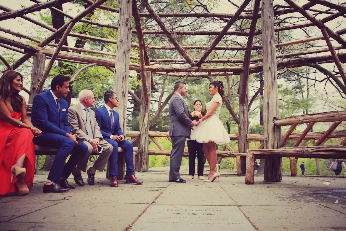 Alexandra Paez con una pareja en su boda íntima en Nueva York
