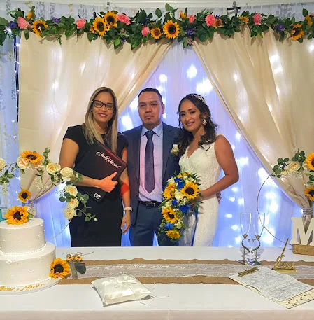 Lissette Marte con una pareja en su boda bilingüe en Westchester