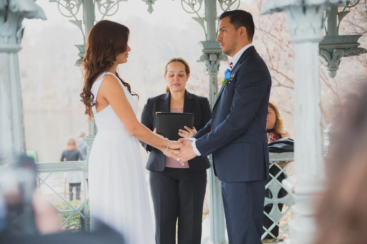 Esther Susana durante una ceremonia de boda civil en Nueva York