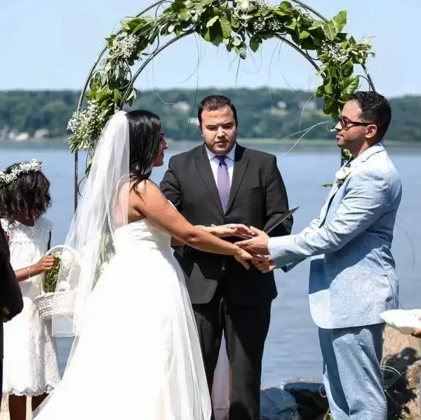 Joan Ferreira, oficiante de bodas bilingüe en NYC
