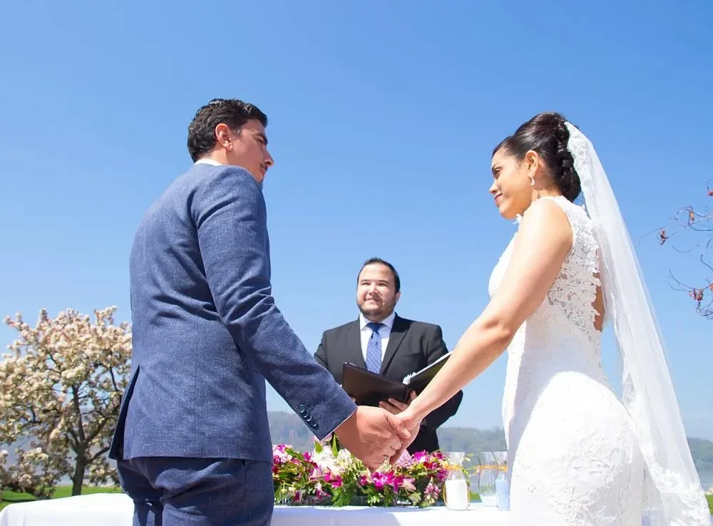 Joan Ferreira con una pareja en su boda en Nueva York